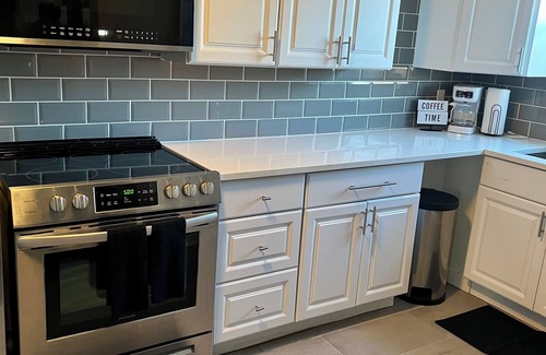Westwood Casa | Cozy Oasis – Stylish, Spacious 4-Bedroom with Private Parking Lot