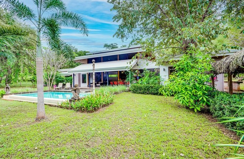 Matapalo Casa | Cozy oasis with lush yard, private pool, full kitchen & washer/dryer