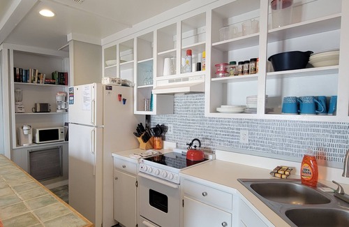 Emerald Isle Cabaña | Cozy Ocean Front Cottage!