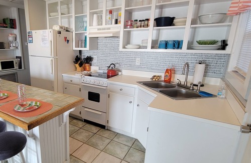 Emerald Isle Cabaña | Cozy Ocean Front Cottage!