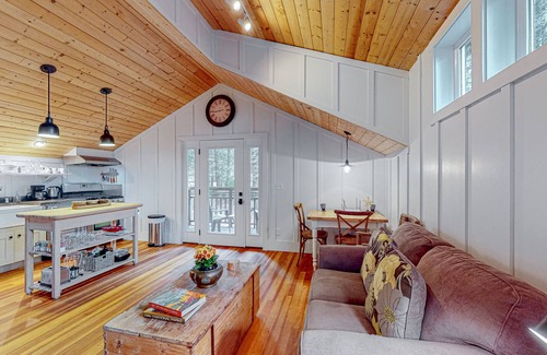 Shelter Cove Cabaña | Cozy ocean view home with balcony, well-equipped kitchen, & fireplace