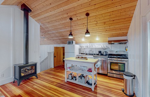 Shelter Cove Cabaña | Cozy ocean view home with balcony, well-equipped kitchen, & fireplace