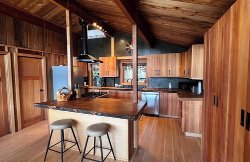 Long Harbour Casa | Cozy Oceanfront Paradise: Hot Tub, Sauna & Private Dock – 5 Min to Town!