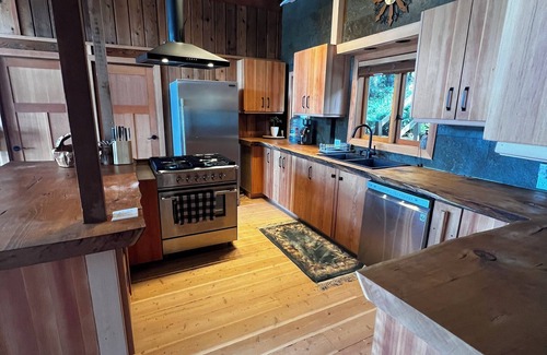 Long Harbour Casa | Cozy Oceanfront Paradise: Hot Tub, Sauna & Private Dock – 5 Min to Town!