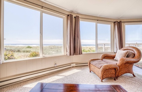 Bayshore Casa | Cozy Oceanfront Home with Wrap Around Windows! Beach access on the property!