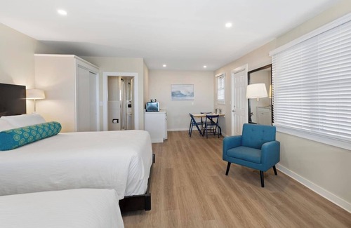 Falmouth Heights Hotel | Cozy Oceanfront Room | 2 Beds + Kitchenette