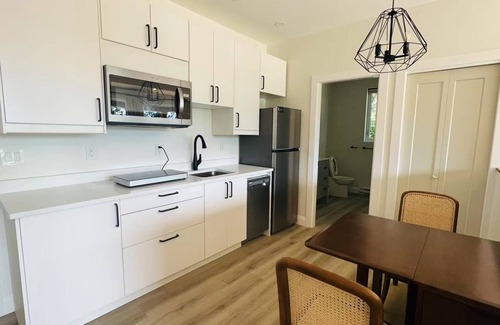 Yellow Point Apartamento | Cozy Oceanfront Studio with King bed/Beach Access