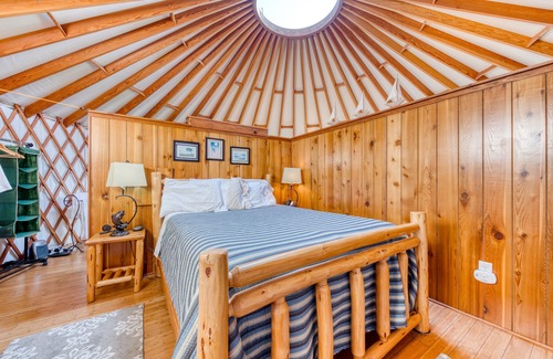 Bay City Casa | Acogedora, frente al mar, yurta para perros con bañera de hidromasaje privada