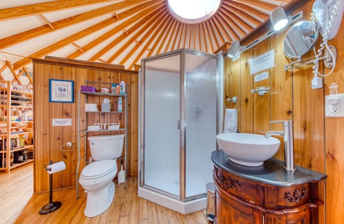 Bay City Casa | Acogedora, frente al mar, yurta para perros con bañera de hidromasaje privada