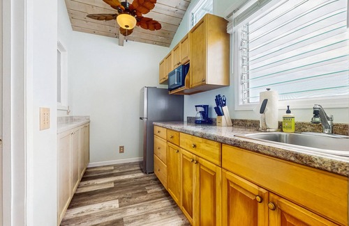 Kailua-Kona Apartamento | Cozy ohana studio with lush landscaping, lanai with ocean views, gazebo, firepit