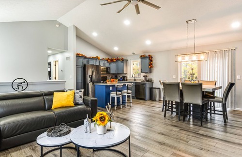 Westwood Casa | Cozy Ohio Home - Deck, Arcade Games & Near Golfing