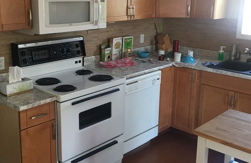 South Central Casa | "COZY ON CHRISTLETON" Walk to Hospital, Beach, Park & Downtown