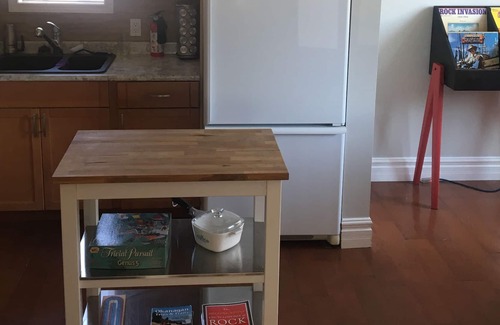 South Central Casa | "COZY ON CHRISTLETON" Walk to Hospital, Beach, Park & Downtown