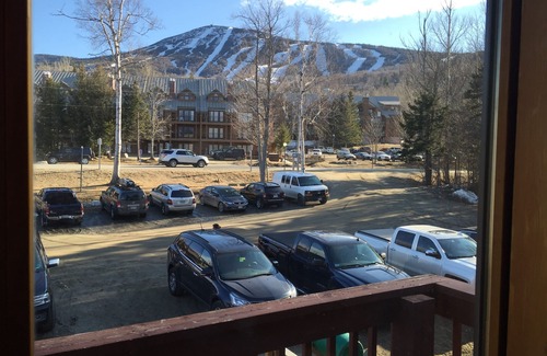 Carrabassett Valley Apartamento | Acogedor ~ EN LIFT ~ Estudio ~ Vistas de Sugarloaf ~ ¡Camina hacia todo!