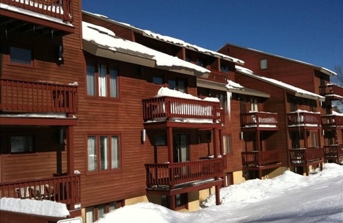 Carrabassett Valley Apartamento | Acogedor ~ EN LIFT ~ Estudio ~ Vistas de Sugarloaf ~ ¡Camina hacia todo!