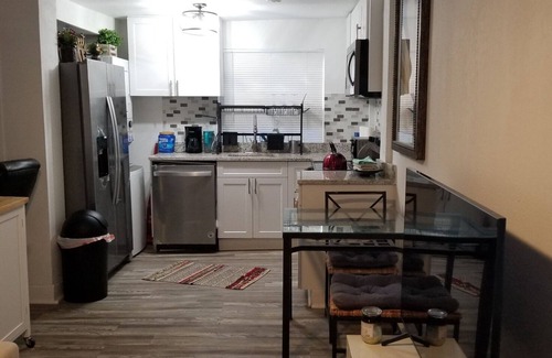 Crescent Heights Apartamento | Cozy One bed/One bath 5m to Down Town