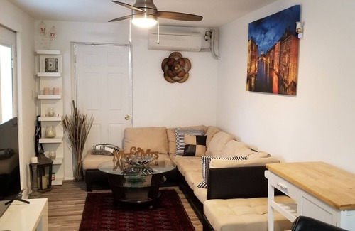 Crescent Heights Apartamento | Cozy One bed/One bath 5m to Down Town