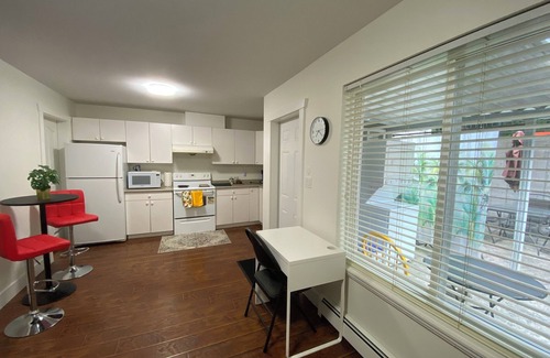 Newton Casa | Cozy One Bed Suite With Private Entire