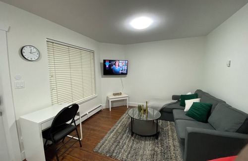 Newton Casa | Cozy One Bed Suite With Private Entire