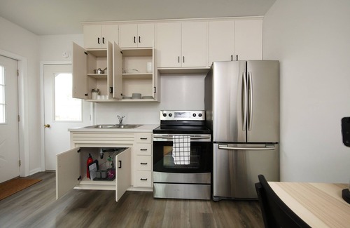 Apple Creek Casa | Cozy one bedroom apartment with attached garage.