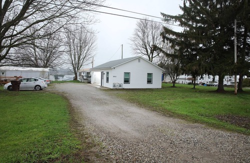 Apple Creek Casa | Cozy one bedroom apartment with attached garage.