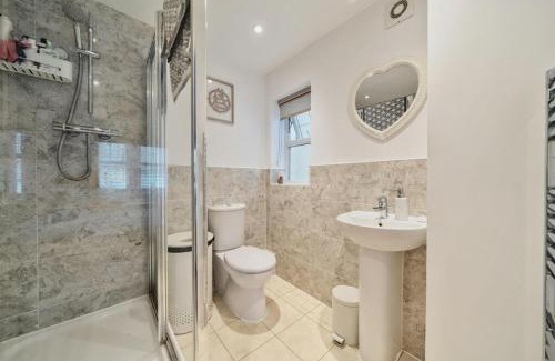 Bromley Common and Keston Casa | COZY One Bedroom Apartment With OWN LOUNGE and BATHROOM in SHARED House 2nd Floor With WIFI AND LOVELY LANDSCAPE VIEW