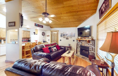 Reeds Spring Cabina | Cozy one-level cabin with pool, grill, fireplace, WiFi, & covered deck