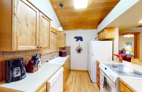 Reeds Spring Cabina | Cozy one-level cabin with pool, grill, fireplace, WiFi, & covered deck