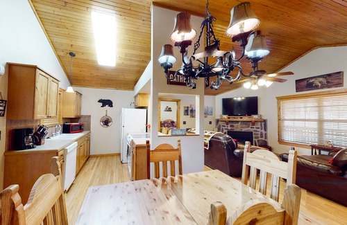 Reeds Spring Cabina | Cozy one-level cabin with pool, grill, fireplace, WiFi, & covered deck