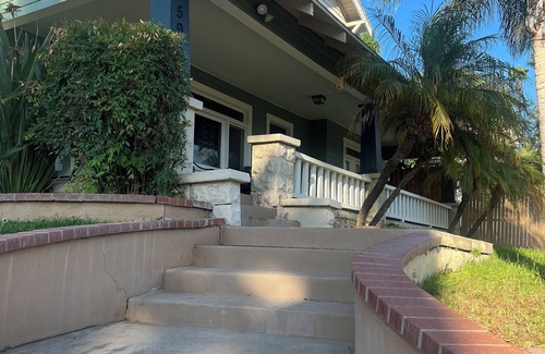 Downtown Riverside Apartamento | Cozy one of a kind 1910 bungalow -Wifi private . All close to RCC and UCR>