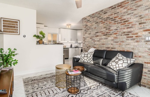 Victorian Village Condominio | Cozy OSU/Short North 2B Condo, Walkable w/ Parking
