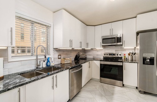 Victorian Village Condominio | Cozy OSU/Short North 2B Condo, Walkable w/ Parking