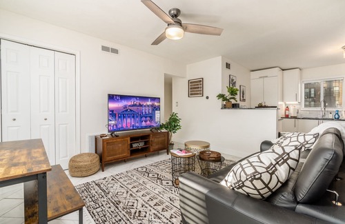 Victorian Village Condominio | Cozy OSU/Short North 2B Condo, Walkable w/ Parking