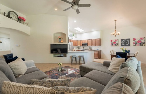 Houghton Casa | Cozy & Peaceful 3-bedroom house in delightful Eastside Tucson with Pool!