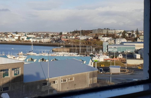 Hafnarfjordur Apartamento | Acogedor ático con hermosa vista al mar.