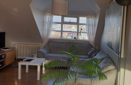 Hafnarfjordur Apartamento | Acogedor ático con hermosa vista al mar.
