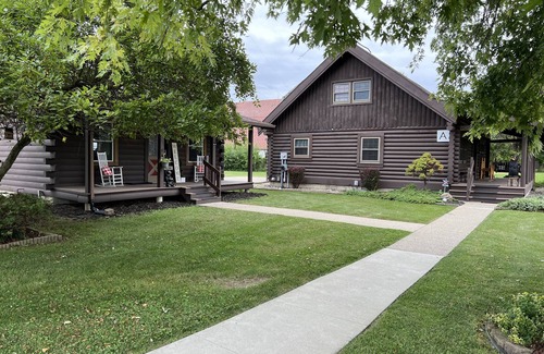 Stony Ridge Cabina | Cozy Perrysburg Cabins - Modern 2 Bedroom with Large Loft & Sleep#Bed!
