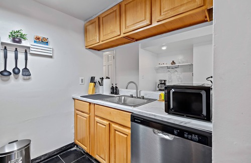 Downtown Baltimore Apartamento | Cozy Pet Friendly 2BR w/ Fenced Yard, Parking, Walk to Penn Sta. on JHU bus line