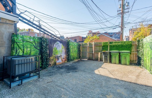 Downtown Baltimore Apartamento | Cozy Pet Friendly 2BR w/ Fenced Yard, Parking, Walk to Penn Sta. on JHU bus line