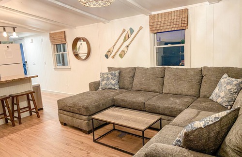 Fair Play Casa | Cozy Pet Friendly Cottage, 2 story Deep Water Dock - bring your boat!
