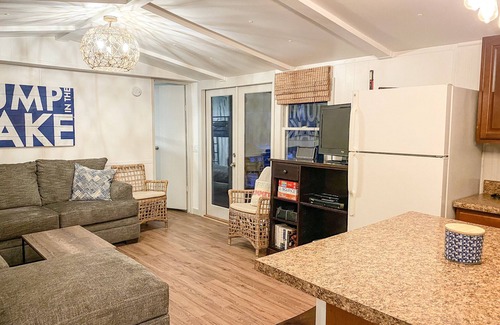 Fair Play Casa | Cozy Pet Friendly Cottage, 2 story Deep Water Dock - bring your boat!
