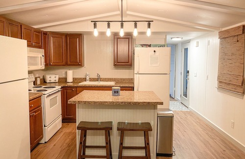 Fair Play Casa | Cozy Pet Friendly Cottage, 2 story Deep Water Dock - bring your boat!