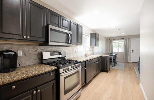 City Heights Casa | Cozy Pet Friendly Escape with Outdoor Dining