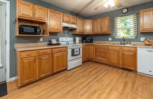 Goreville Cabaña | Cozy, Pet friendly, Professional Host, Convenient Location