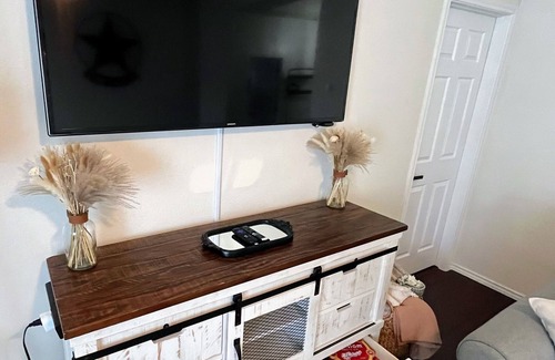 Temple Casa | Cozy, pet friendly Texan home/walk to restaurants!/King Bed w/ workspace
