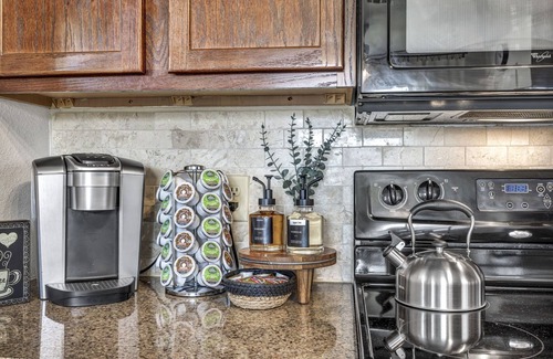 Temple Casa | Cozy, pet friendly Texan home/walk to restaurants!/King Bed w/ workspace