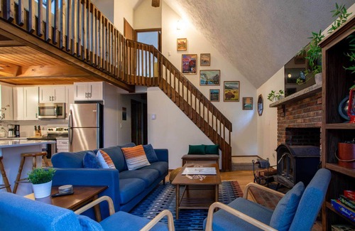 Locust Lake Village Chalet De Esquí | Cozy Pines Chalet in the Poconos with Hot Tub and Fire Pit