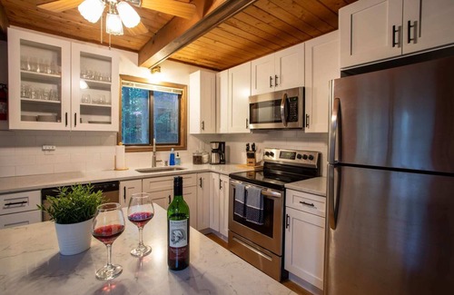 Locust Lake Village Chalet De Esquí | Cozy Pines Chalet in the Poconos with Hot Tub and Fire Pit