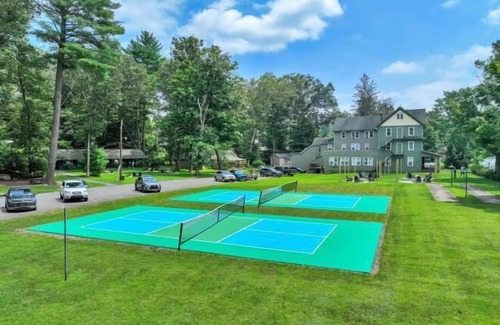 Canadensis Cabina | Cozy Poconos Cabin in the Pines | Firepit & Pickle