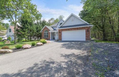 Tobyhanna Casa | Cozy Poconos Retreat Hot tub, Game room and igloo